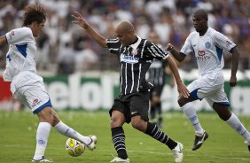 MONTE AZUL/SP X CORINTHIANS/SP - Souza tenta passar por Mauro com Rafael Fefo, atras, em um lance da partida realizada esta tarde no estdio Santa Cruz, em Ribeiro Preto, abertura do Campeonato Paulista 2010