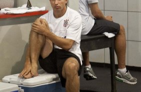 MONTE AZUL/SP X CORINTHIANS/SP - Tcheco e Paulo Andr, de costas, nos vestirios antes da partida realizada esta tarde no estdio Santa Cruz, em Ribeiro Preto, abertura do Campeonato Paulista 2010