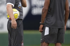 Mano Menezes orient Bill durante o treino do Corinthians realizado esta tarde no SPA Sport Resort, na cidade de Itu, interior de So Paulo; o prximo compromisso pelo Campeonato Paulista 2010, ser domingo, dia 24/01, no estdio da Fonte Luminosa, em Araraquara, contra o Oeste de Itpolis
