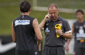 Mano Menezes orienta Balbuena, de costas, durante o treino do Corinthians realizado esta tarde no SPA Sport Resort, na cidade de Itu, interior de So Paulo; o prximo compromisso pelo Campeonato Paulista 2010, ser domingo, dia 24/01, no estdio da Fonte Luminosa, em Araraquara, contra o Oeste de Itpolis
