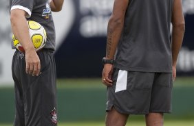 Mano Menezes orienta Bill, de costas, durante o treino do Corinthians realizado esta tarde no SPA Sport Resort, na cidade de Itu, interior de So Paulo; o prximo compromisso pelo Campeonato Paulista 2010, ser domingo, dia 24/01, no estdio da Fonte Luminosa, em Araraquara, contra o Oeste de Itpolis