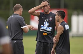 Mano Menezes orienta Edu Gaspar e Matias Defederico durante o treino do Corinthians realizado esta tarde no SPA Sport Resort, na cidade de Itu, interior de So Paulo; o prximo compromisso pelo Campeonato Paulista 2010, ser domingo, dia 24/01, no estdio da Fonte Luminosa, em Araraquara, contra o Oeste de Itpolis