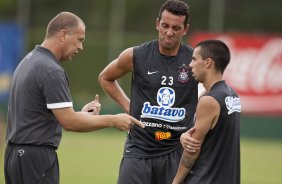 Mano Menezes orienta Edu Gaspar e Matias Defederico durante o treino do Corinthians realizado esta tarde no SPA Sport Resort, na cidade de Itu, interior de So Paulo; o prximo compromisso pelo Campeonato Paulista 2010, ser domingo, dia 24/01, no estdio da Fonte Luminosa, em Araraquara, contra o Oeste de Itpolis