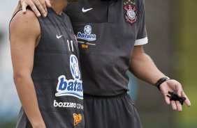 Matias Defederico recebe instrucoes do tcnico Mano Menezes durante o treino do Corinthians realizado esta tarde no SPA Sport Resort, na cidade de Itu, interior de So Paulo; o prximo compromisso pelo Campeonato Paulista 2010, ser domingo, dia 24/01, no estdio da Fonte Luminosa, em Araraquara, contra o Oeste de Itpolis
