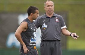 Matias Defederico recebe instrucoes do tcnico Mano Menezes durante o treino do Corinthians realizado esta tarde no SPA Sport Resort, na cidade de Itu, interior de So Paulo; o prximo compromisso pelo Campeonato Paulista 2010, ser domingo, dia 24/01, no estdio da Fonte Luminosa, em Araraquara, contra o Oeste de Itpolis