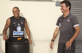 Roberto Carlos faz tratamento em tanque de gelo junto ao preparador fsico Walmir Cruz durante o treino do Corinthians realizado esta tarde no SPA Sport Resort, na cidade de Itu, interior de So Paulo; o prximo compromisso pelo Campeonato Paulista 2010, ser domingo, dia 24/01, no estdio da Fonte Luminosa, em Araraquara, contra o Oeste de Itpolis