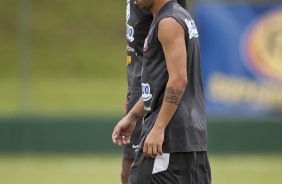 Sergio Escudero, atras, e Matias Defederico durante o treino do Corinthians realizado esta tarde no SPA Sport Resort, na cidade de Itu, interior de So Paulo; o prximo compromisso pelo Campeonato Paulista 2010, ser domingo, dia 24/01, no estdio da Fonte Luminosa, em Araraquara, contra o Oeste de Itpolis