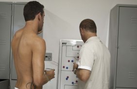OESTE DE ITAPOLIS X CORINTHIANS - Edu Gaspar recebe instrucoe só técnico Mano Menezes nos vestiários antes da partida realizada esta tarde no estádio da Fonte Luminosa, em Araraquara, válida pelo Campeonato Paulista 2010