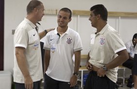 OESTE DE ITAPOLIS X CORINTHIANS - Mano Menezes e seu auxiliar Sidnei Lobo conversam com Morais nos vestirios antes da partida realizada esta tarde no estdio da Fonte Luminosa, em Araraquara, vlida pelo Campeonato Paulista 2010