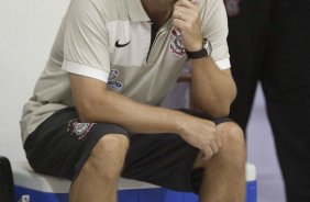 OESTE DE ITAPOLIS X CORINTHIANS - Mano Menezes nos vestiários antes da partida realizada esta tarde no estádio da Fonte Luminosa, em Araraquara, válida pelo Campeonato Paulista 2010