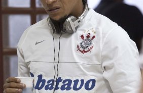 OESTE DE ITAPOLIS X CORINTHIANS - Roberto Caarlos nos vestiários antes da partida realizada esta tarde no estádio da Fonte Luminosa, em Araraquara, válida pelo Campeonato Paulista 2010