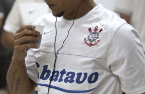 OESTE DE ITAPOLIS X CORINTHIANS - Roberto Carlos nos vestiários antes da partida realizada esta tarde no estádio da Fonte Luminosa, em Araraquara, válida pelo Campeonato Paulista 2010