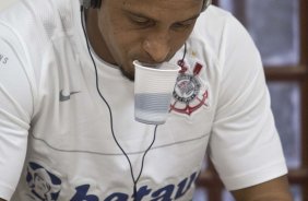 OESTE DE ITAPOLIS X CORINTHIANS - Roberto Carlos nos vestiários antes da partida realizada esta tarde no estádio da Fonte Luminosa, em Araraquara, válida pelo Campeonato Paulista 2010