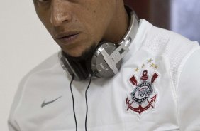 OESTE DE ITAPOLIS X CORINTHIANS - Roberto Carlos nos vestiários antes da partida realizada esta tarde no estádio da Fonte Luminosa, em Araraquara, válida pelo Campeonato Paulista 2010