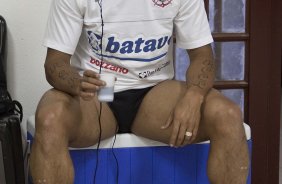 OESTE DE ITAPOLIS X CORINTHIANS - Roberto Carlos nos vestirios antes da partida realizada esta tarde no estdio da Fonte Luminosa, em Araraquara, vlida pelo Campeonato Paulista 2010