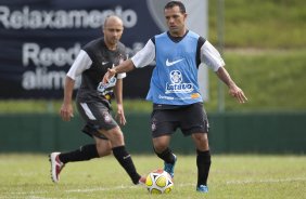 Alessandro, atras, e Iarley durante o treino do Corinthians realizado esta manh no SPA Sport Resort, na cidade de Itu, interior de So Paulo; o prximo compromisso pelo Campeonato Paulista 2010, ser quarta-feira, dia 27/01, contra o Mirassol no estdio do Pacaembu