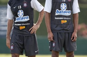 Danilo e Escudero durante o treino do Corinthians realizado esta manh no SPA Sport Resort, na cidade de Itu, interior de So Paulo; o prximo compromisso pelo Campeonato Paulista 2010, ser quarta-feira, dia 27/01, contra o Mirassol no estdio do Pacaembu