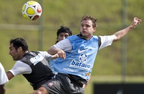 Danilo e Marcelo Mattos durante o treino do Corinthians realizado esta manh no SPA Sport Resort, na cidade de Itu, interior de So Paulo; o prximo compromisso pelo Campeonato Paulista 2010, ser quarta-feira, dia 27/01, contra o Mirassol no estdio do Pacaembu