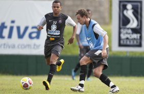 Dentinho e Marcelo Mattos durante o treino do Corinthians realizado esta manh no SPA Sport Resort, na cidade de Itu, interior de So Paulo; o prximo compromisso pelo Campeonato Paulista 2010, ser quarta-feira, dia 27/01, contra o Mirassol no estdio do Pacaembu