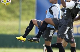 Dentinho e Renato durante o treino do Corinthians realizado esta manh no SPA Sport Resort, na cidade de Itu, interior de So Paulo; o prximo compromisso pelo Campeonato Paulista 2010, ser quarta-feira, dia 27/01, contra o Mirassol no estdio do Pacaembu