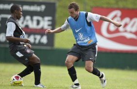 Elias e Marcelo Mattos durante o treino do Corinthians realizado esta manh no SPA Sport Resort, na cidade de Itu, interior de So Paulo; o prximo compromisso pelo Campeonato Paulista 2010, ser quarta-feira, dia 27/01, contra o Mirassol no estdio do Pacaembu