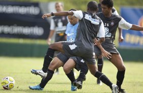 Iarley com Elias, de costas, e Renato durante o treino do Corinthians realizado esta manh no SPA Sport Resort, na cidade de Itu, interior de So Paulo; o prximo compromisso pelo Campeonato Paulista 2010, ser quarta-feira, dia 27/01, contra o Mirassol no estdio do Pacaembu