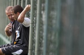 Mano Menezes orienta Morais durante o treino do Corinthians realizado esta manh no SPA Sport Resort, na cidade de Itu, interior de So Paulo; o prximo compromisso pelo Campeonato Paulista 2010, ser quarta-feira, dia 27/01, contra o Mirassol no estdio do Pacaembu