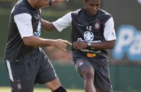 Ronaldo e Elias durante o treino do Corinthians realizado esta manh no SPA Sport Resort, na cidade de Itu, interior de So Paulo; o prximo compromisso pelo Campeonato Paulista 2010, ser quarta-feira, dia 27/01, contra o Mirassol no estdio do Pacaembu