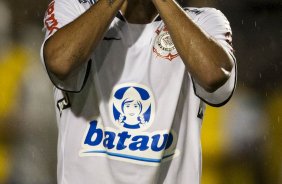 CORINTHIANS X MIRASSOL- Dentinho reclama de gol perdido em um lance da partida realizada esta noite no estdio do Pacaembu, zona oeste de So Paulo, vlida pelo Campeonato Paulista 2010