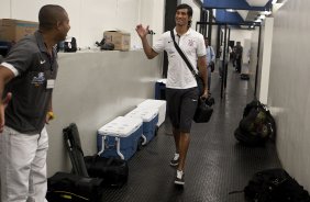 CORINTHIANS X MIRASSOL- Escudero e o fisioterapeuta Caio Mello nos vestirios antes da partida realizada esta noite no estdio do Pacaembu, zona oeste de So Paulo, vlida pelo Campeonato Paulista 2010