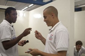 CORINTHIANS X MIRASSOL- Jucilei e Julio Cesar nos vestirios antes da partida realizada esta noite no estdio do Pacaembu, zona oeste de So Paulo, vlida pelo Campeonato Paulista 2010