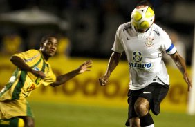 CORINTHIANS X MIRASSOL- Lins e William em um lance da partida realizada esta noite no estdio do Pacaembu, zona oeste de So Paulo, vlida pelo Campeonato Paulista 2010