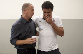 CORINTHIANS X MIRASSOL- Mano Menezes e Ronaldo nos vestirios antes da partida realizada esta noite no estdio do Pacaembu, zona oeste de So Paulo, vlida pelo Campeonato Paulista 2010