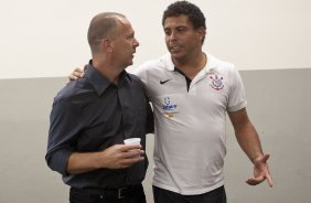 CORINTHIANS X MIRASSOL- Mano Menezes e Ronaldo nos vestirios antes da partida realizada esta noite no estdio do Pacaembu, zona oeste de So Paulo, vlida pelo Campeonato Paulista 2010