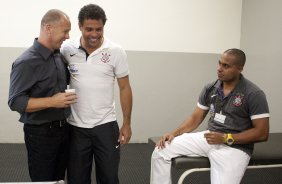 CORINTHIANS X MIRASSOL- Mano Menezes; Ronaldo e o fisioterapeuta Caio Mello nos vestirios antes da partida realizada esta noite no estdio do Pacaembu, zona oeste de So Paulo, vlida pelo Campeonato Paulista 2010