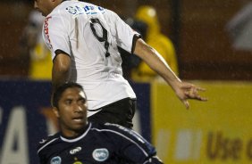 CORINTHIANS X MIRASSOL- Ronaldo deixa o goleiro Rene no chao e faz o seu gol em um lance da partida realizada esta noite no estdio do Pacaembu, zona oeste de So Paulo, vlida pelo Campeonato Paulista 2010