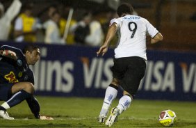 CORINTHIANS X MIRASSOL- Ronalto dribla o goleiro Rene e faz o seu gol em um lance da partida realizada esta noite no estdio do Pacaembu, zona oeste de So Paulo, vlida pelo Campeonato Paulista 2010