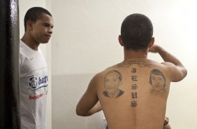 CORINTHIANS X MIRASSOL - Dentinho e Morais nos vestirios antes da partida realizada esta noite no estdio do Pacaembu, zona oeste de So Paulo, vlida pelo Campeonato Paulista 2010