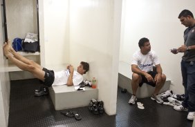 CORINTHIANS X MIRASSOL - Tcheco; Ronaldo e o fisioterapeuta Bruno Mazziotti nos vestirios antes da partida realizada esta noite no estdio do Pacaembu, zona oeste de So Paulo, vlida pelo Campeonato Paulista 2010