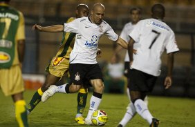 CORINTHIANS X MIRASSOL- Alessandro e Diogo Orlando, atras, em um lance da partida realizada esta noite no estdio do Pacaembu, zona oeste de So Paulo, vlida pelo Campeonato Paulista 2010