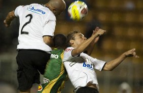 CORINTHIANS X MIRASSOL- Alessandro; Lins e Marcelo Mattos em um lance da partida realizada esta noite no estdio do Pacaembu, zona oeste de So Paulo, vlida pelo Campeonato Paulista 2010