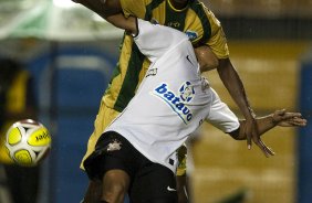 CORINTHIANS X MIRASSOL- Amarildo e Dentinho em um lance da partida realizada esta noite no estdio do Pacaembu, zona oeste de So Paulo, vlida pelo Campeonato Paulista 2010