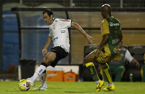 CORINTHIANS X MIRASSOL- Danilo e Diogo Orlando em um lance da partida realizada esta noite no estdio do Pacaembu, zona oeste de So Paulo, vlida pelo Campeonato Paulista 2010