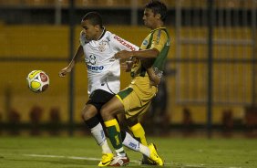 CORINTHIANS X MIRASSOL- Dentinho e Dininho em um lance da partida realizada esta noite no estdio do Pacaembu, zona oeste de So Paulo, vlida pelo Campeonato Paulista 2010