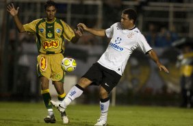 CORINTHIANS X MIRASSOL- Dininho e Ronaldo em um lance da partida realizada esta noite no estdio do Pacaembu, zona oeste de So Paulo, vlida pelo Campeonato Paulista 2010