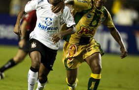 CORINTHIANS X MIRASSOL- Elias e Diogo Orlando em um lance da partida realizada esta noite no estdio do Pacaembu, zona oeste de So Paulo, vlida pelo Campeonato Paulista 2010