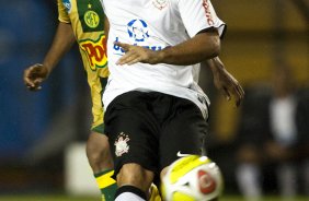 CORINTHIANS X MIRASSOL- Ronaldo em um lance da partida realizada esta noite no estdio do Pacaembu, zona oeste de So Paulo, vlida pelo Campeonato Paulista 2010