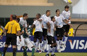 CORINTHIANS X PALMEIRAS - Barreira do Corinthians em um lance da partida realizada esta tarde no estdio do Pacaembu, zona oeste de So Paulo, vlida pela 5 rodada do Campeonato Paulista 2010