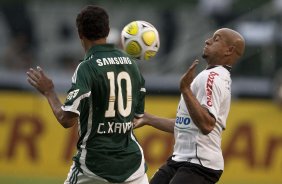 CORINTHIANS X PALMEIRAS - Cleiton Xavier, de costas, e Roberto Carlos em um lance da partida realizada esta tarde no estdio do Pacaembu, zona oeste de So Paulo, vlida pela 5 rodada do Campeonato Paulista 2010