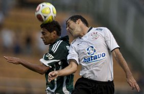 CORINTHIANS X PALMEIRAS - Cleiton Xavier e Danilo em um lance da partida realizada esta tarde no estdio do Pacaembu, zona oeste de So Paulo, vlida pela 5 rodada do Campeonato Paulista 2010